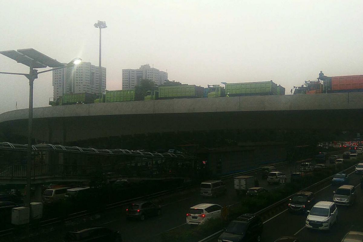 Uji coba Simpang Susun Semanggi menggunakan truk bermuatan, Kamis (13/7/2017).