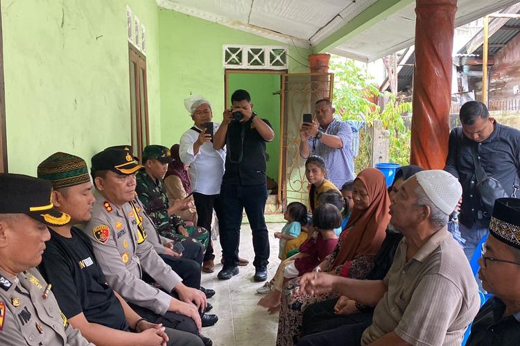 Kapolres Pelabunan Belawan AKBP Janton Silaban saat bertemu dengan keluarga korban di rumah duka Jalan Makam Pahlawan, Kecamatan Medan Belawan,  (Kamis 18/1/2024)