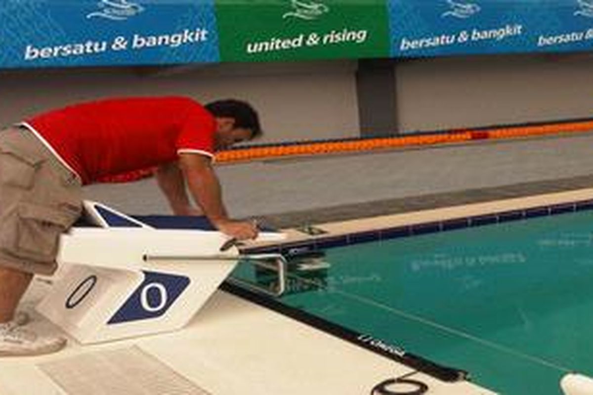 Pekerja mempersiapkan arena akuatik untuk SEA Games XXVI di Palembang, Selasa (3/11). Arena itu sudah siap pakai. Namun, beberapa fasilitas pendukung pertandingan masih dalam tahap pemasangan