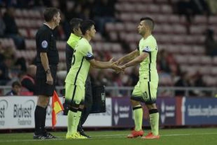 Manu Garcia (kiri) masuk menggantikan Sergio Aguero saat Manchester City menang 4-1 atas Sunderland di Piala Liga (22/9/2015). 