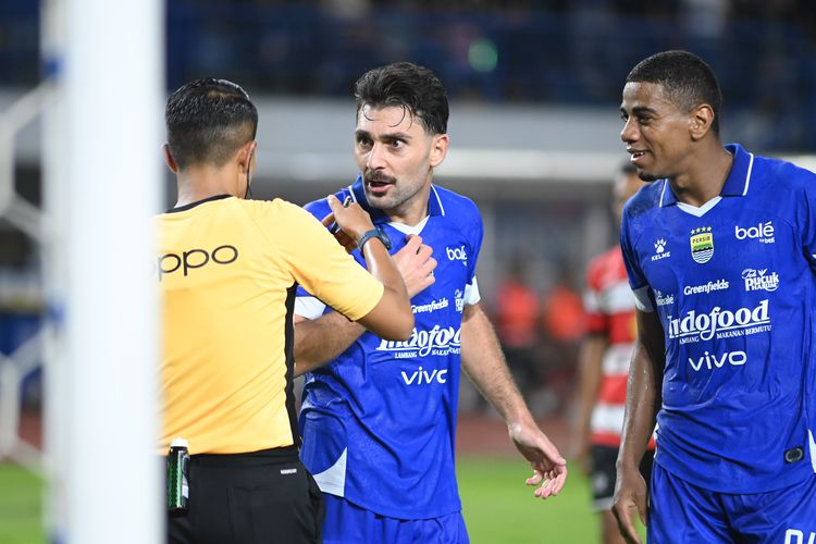 Sedikit kecanggungan usai Frans Putros cetak gol ke gawang Madura United karena wasit akan mengecek Video Assistant Referee (VAR) pada laga pekan ke-23 Super League 2025-2026, Kamis (26/2/2026) di Gelora Bandung Lautan Api (GBLA).