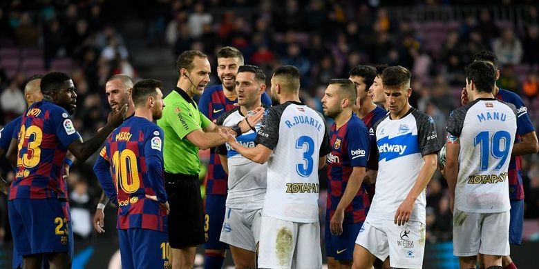 Pemain berdebat dengan wasit saat pertandingan sepak bola Liga Spanyol FC Barcelona melawan Deportivo Alaves di stadion Camp Nou di Barcelona pada 21 Desember 2019.