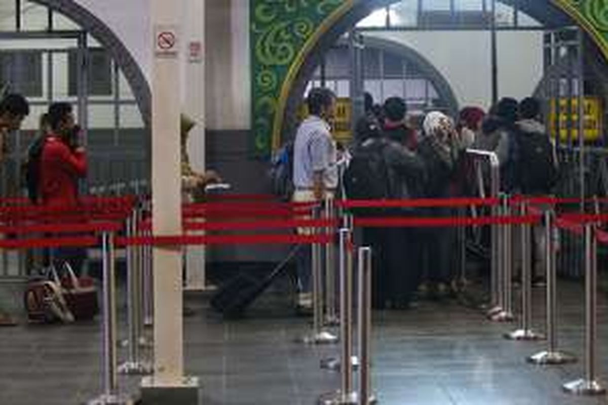 Aktivitas calon penumpang di Stasiun Senen, Jakarta Pusat, 2 minggu sebelum Hari Raya Idul Fitri, Senin (21/6/2016). Sejumlah warga memilih mudik lebih awal di antaranya untuk menghindari kepadatan menjelang Lebaran.