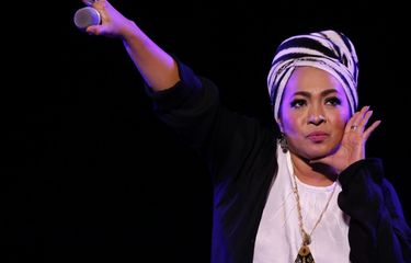 Vokalis The Groove Rieka Roeslan tampil di Prambanan Jazz Festival 2017 di kompleks Candi Prambanan, Yogyakarta, Jumat (18/8/2017). Prambanan Jazz Festival berlangsung selama tiga hari dari 18 sampai 20 Agustus 2017 di Candi Prambanan, Yogyakarta.