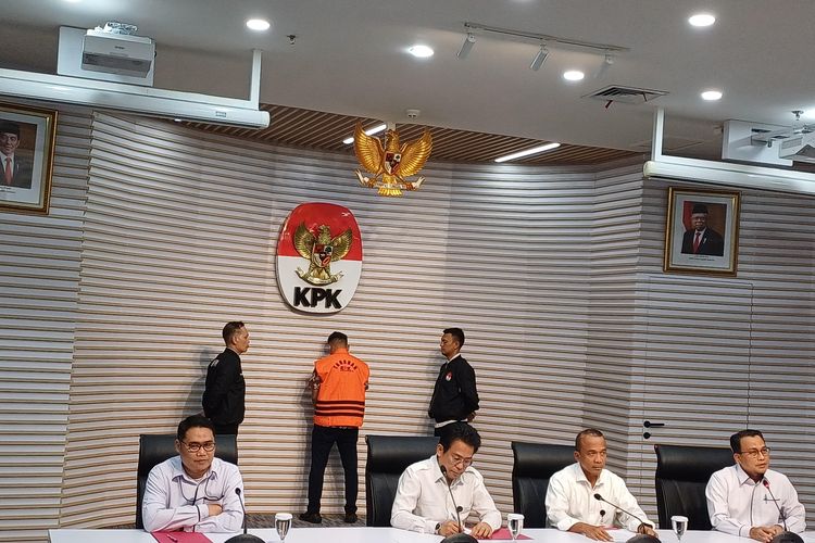 Komisi Pemberantasan Korupsi (KPK) menahan Direktur PT Bhakti Karya Utama (BKU) Asta Danika terkait dugaan suap terkait pengerjaan proyek jalur kereta api Lampegan-Cianjur tahun 2023 sampai dengan 2024, Senin (6/11/2023).