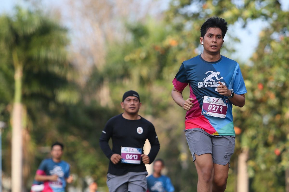 Sebanyak 800 perlari dari berbagai daerah di Indonesia mengikuti ajang lari Antam Nickel Half Marathon 2019, yang diselenggarakan di Pomalaa, Kabupaten Kolaka, Sulawesi Tenggara, Minggu (30/6/2019)