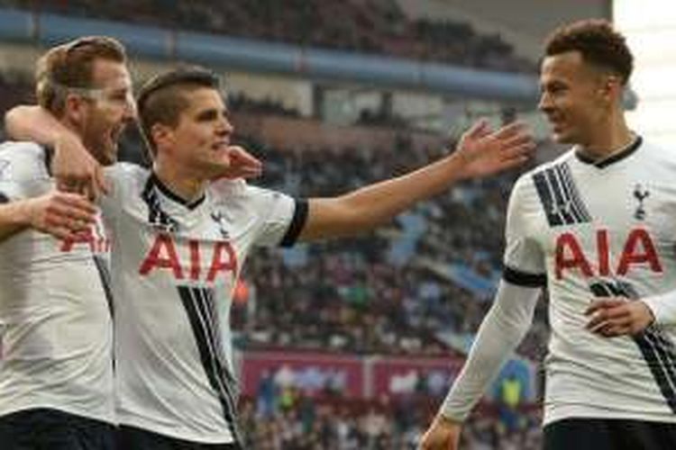 Penyerang Tottenham Hotspur, Harry Kane (kiri), merayakan gol yang dia cetak ke gawang Aston Villa dalam pertandingan Premier League di Villa Park, Minggu (13/3/2016).