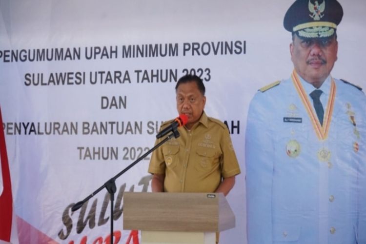 Gubernur Sulut saat mengumumkan UMP Sulut tahun 2023. Pengumuman UMP ini dirangkaikan dengan menyerahkan bantuan subsidi upah tahun 2022 di halaman parkir PT. Pos Indonesia Wilayah Sulut, Senin (28/11/2022)