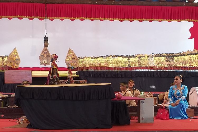 Aryapradita Alianih, peserta Festival Dalang Bocah 2019 menyajikan pertunjukan wayang golek cepak Indramayu. Festival ini berlangsung 19-21 September 2019 di Candi Bentar, Taman Mini Indonesia Indah, diikuti 31 peserta dari berbagai daerah.