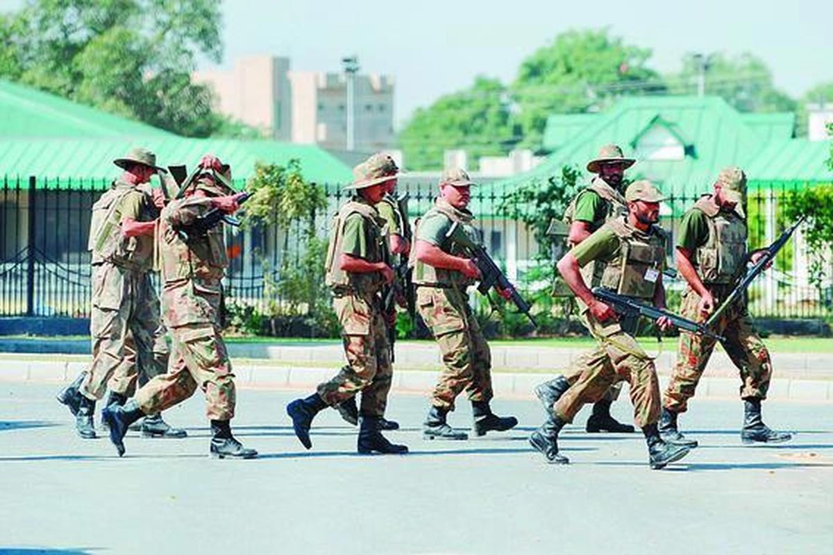 Tentara Pakistan mengambil ancang-ancang di depan markas militer di Rawalpindi, Pakistan, Sabtu (10/10). Mereka hendak menyerbu teroris yang menyandera sejumlah tentara dan warga sipil di markas militer di kota tersebut.