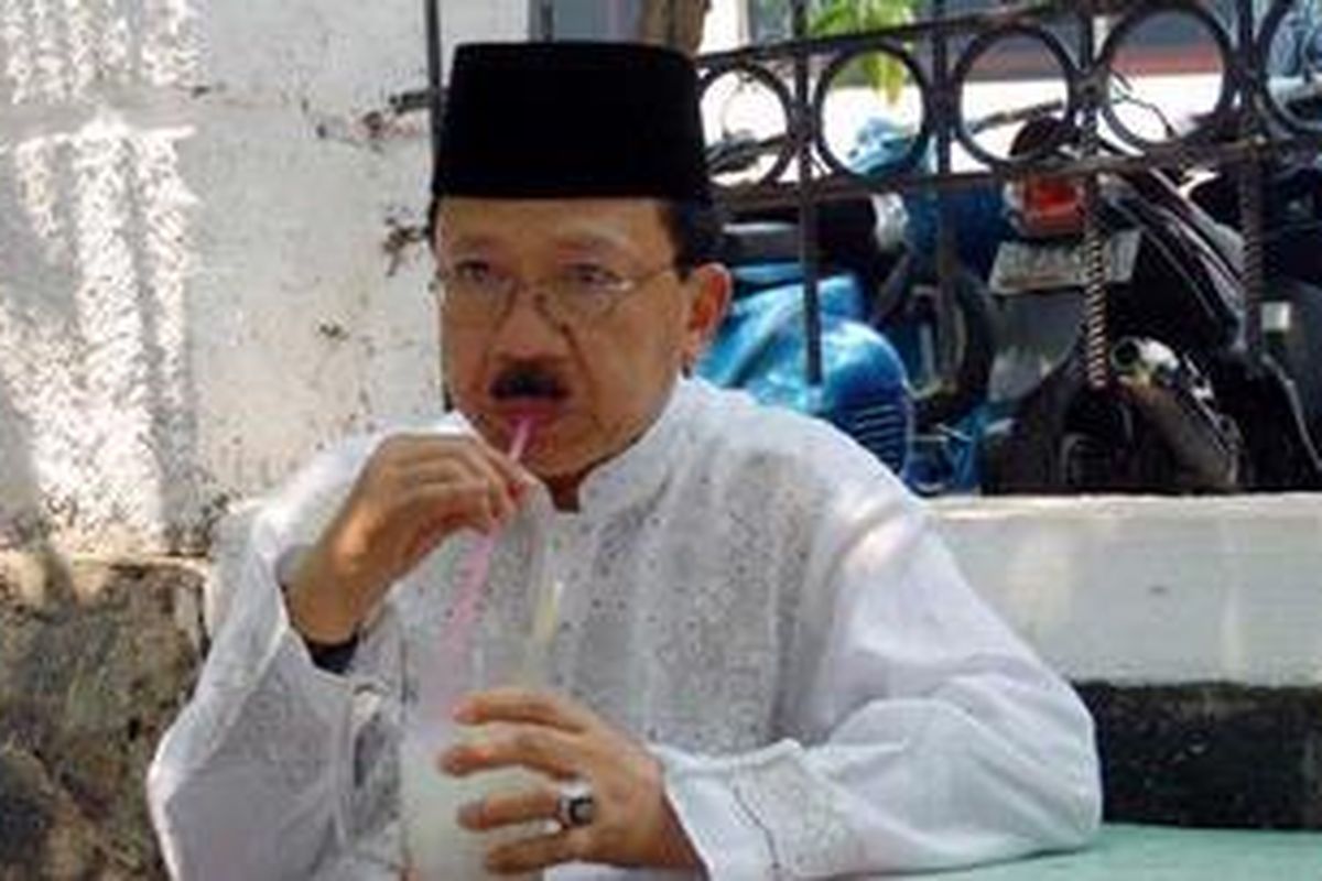 Calon gubernur DKI Jakarta, Fauzi Bowo makan siang di warung sate padang kaki lima di Masjid Agung Al-Azhar, Jakarta, Jumat (14/9/2012). Sambil menyantap sate Foke menyapa warga dengan diselingi canda.