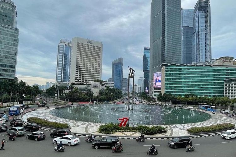 Monumen Selamat Datang dan Bundaran HI yang dilihat dari atas halte Bundaran HI di Jakarta Pusat. 