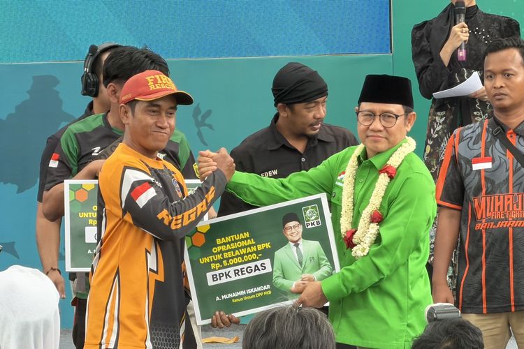 Cak Imin Beri Santunan untuk Relawan Pemadam Karhutla di Kalsel