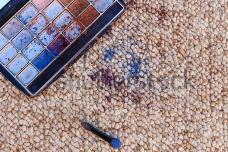 Ilustrasi tumpahan makeup pada karpet