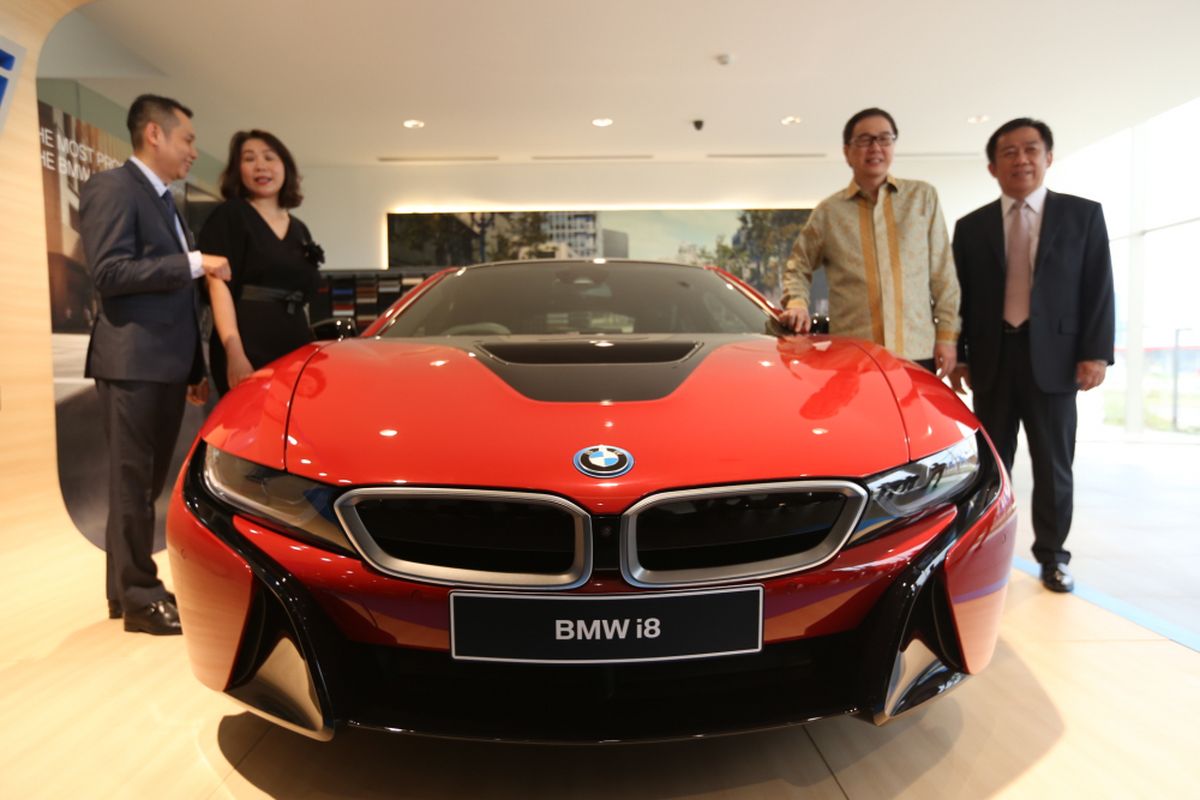 CEO PT Astra International Freddy Handjadja (pertama dari kiri),  President Director BMW Group Indonesia Karen Lim (ke dua dari kiri), Presiden Direktur PT Astra Internasional Prijono Sugiarto (ketiga dari kiri) dan Direktur PT Astra Internasional Djony Bunarto Tjondro Saat meresmikan diler BMW Serpong di Kawasan Bumi Serpong Damai (BSD), Tangerang, Selasa (25/4/2017). Bmw Serpong ini merupakan diler resmi pertama di Indonesia yang memiliki akses dan fasilitas dalam menangani kendaraan-kendaraan BMW i.