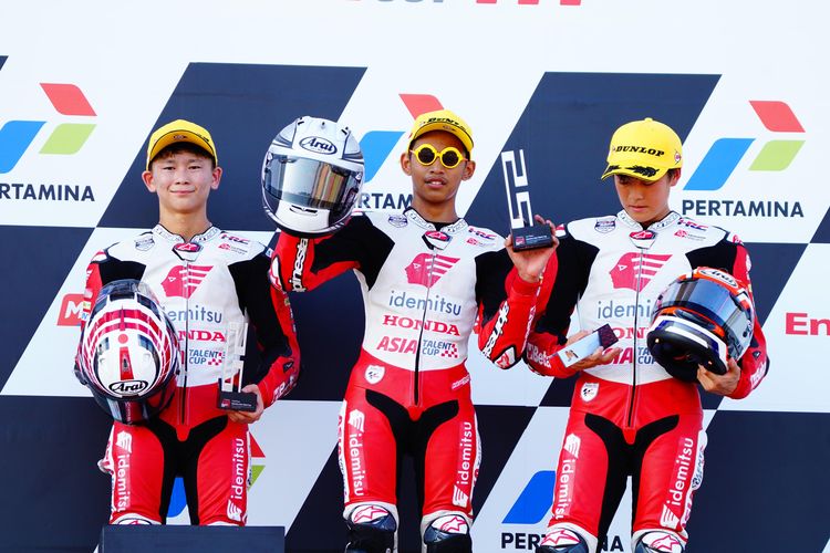Pebalap binaan PT Astra Honda Motor (AHM), Veda Ega Pratama (tengah), berhasil menjuarai Race 1 seri ketiga Idemitsu Asia Talent Cup (IATC) 2023 di Sirkuit Internasional Pertamina Mandalika, Lombok, Sabtu (14/10/2023).