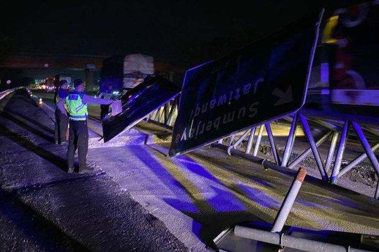 Polisi memeriksa tiang rambu pendahulu petunjuk jurusan (RPJJ) yang tertabrak bus rombongan dosen Universitas Pamulang di Tol Cipali, Kabupaten Majalengka, Jawa Barat, Rabu (24/7/2024). Kecelakaan ini menewaskan satu dosen.