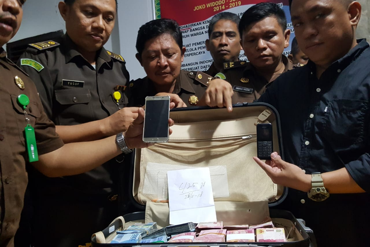 Tim gabungan kejaksaan menunjukkan duit ratusan rupiah hasil dari hasil operasi tangkap tangan (OTT ) Sekretaris Dikbud Sultra. (KOMPAS.COM/KIKI ANDI PATI)