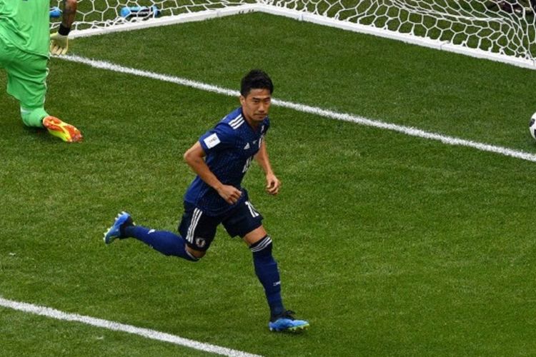 Shinji Kagawa sukses mengeksekusi penalti ke gawang David Ospina pada pertandingan Kolombia vs Jepang di Saransk, 19 Juni 2018. 