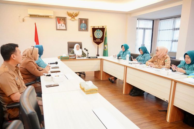 Rapat TP PKK Provinsi Sumatera Selatan (Sumsel) di kantor Sekretariat TP PKK Sumsel, Palembang, Sumsel, Senin (26/2/2024).
