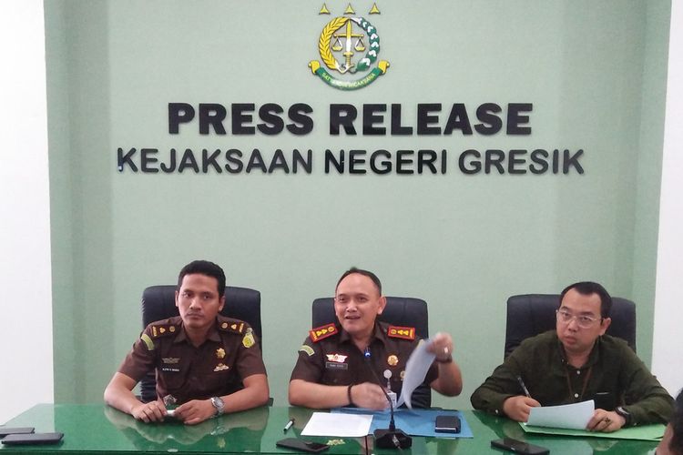 Kepala Kejaksaan Negeri (Kejari) Gresik, Nana Riana (tengah), saat memberikan keterangan kepada awak media saat rilis ungkap kasus di kantor Kejari Gresik, Jawa Timur, Senin (12/6/2023).