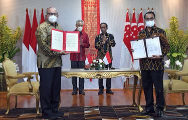 Presiden Joko Widodo (kedua kanan) dan Perdana Menteri Singapura Lee Hsien Loong (kedua kiri) menyaksikan Menteri Perhubungan Budi Karya Sumadi (kanan) dan Menteri Transportasi Singapura S Iswaran menunjukkan dokumen perjanjian penyesuaian batas wilayah informasi penerbangan Indonesia-Singapura di The Sanchaya Resort Bintan, Kabupaten Bintan, Kepulauan Riau, Selasa (25/1/2022).