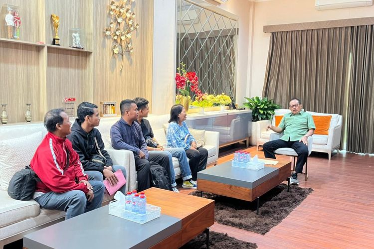 Armuji Minta Eks Mantan Camat Pakal Kembalikan Uang Korban Penipuan Loker: Jual Saja Rumahmu