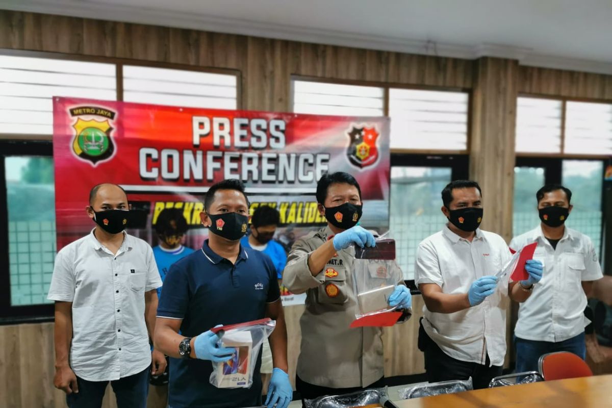 Konferensi Pers, Polsek Kalideres tangkap pelaku penodongan handphone di Tegal Alur, pada Senin (12/10/2020)