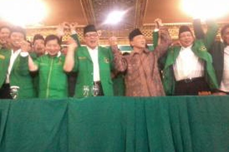 Sekretaris Jenderal Partai Persatuang Pembangunan (PPP) M Romahurmuziy, Wakil Ketua Umum PPP Suharso Monoarfa dan Emron Pangkapi, Ketua Umum III Suryadharma Ali, dan Wakil Ketua Umum PPP Lukman Hakim Saifuddin (dari kanan ke kiri) berjabat tangan seusai melakukan islah dalam Musyawarah Kerja Nasional III DPP PPP di Hotel Seruni, Bogor, Kamis (24/4/2014) siang.