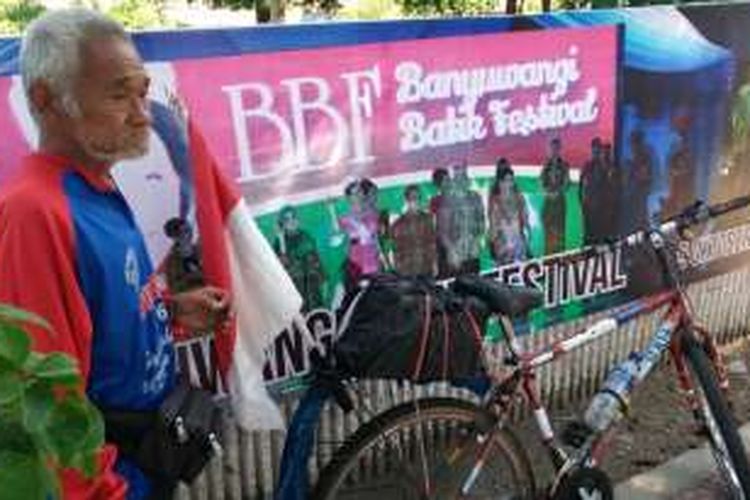 Arif Widodo (78) warga pacitan rela mengayuh sepedanya ke Banyuwangi untuk menyaksikan International Tour de Banyuwangi Ijen 2016
