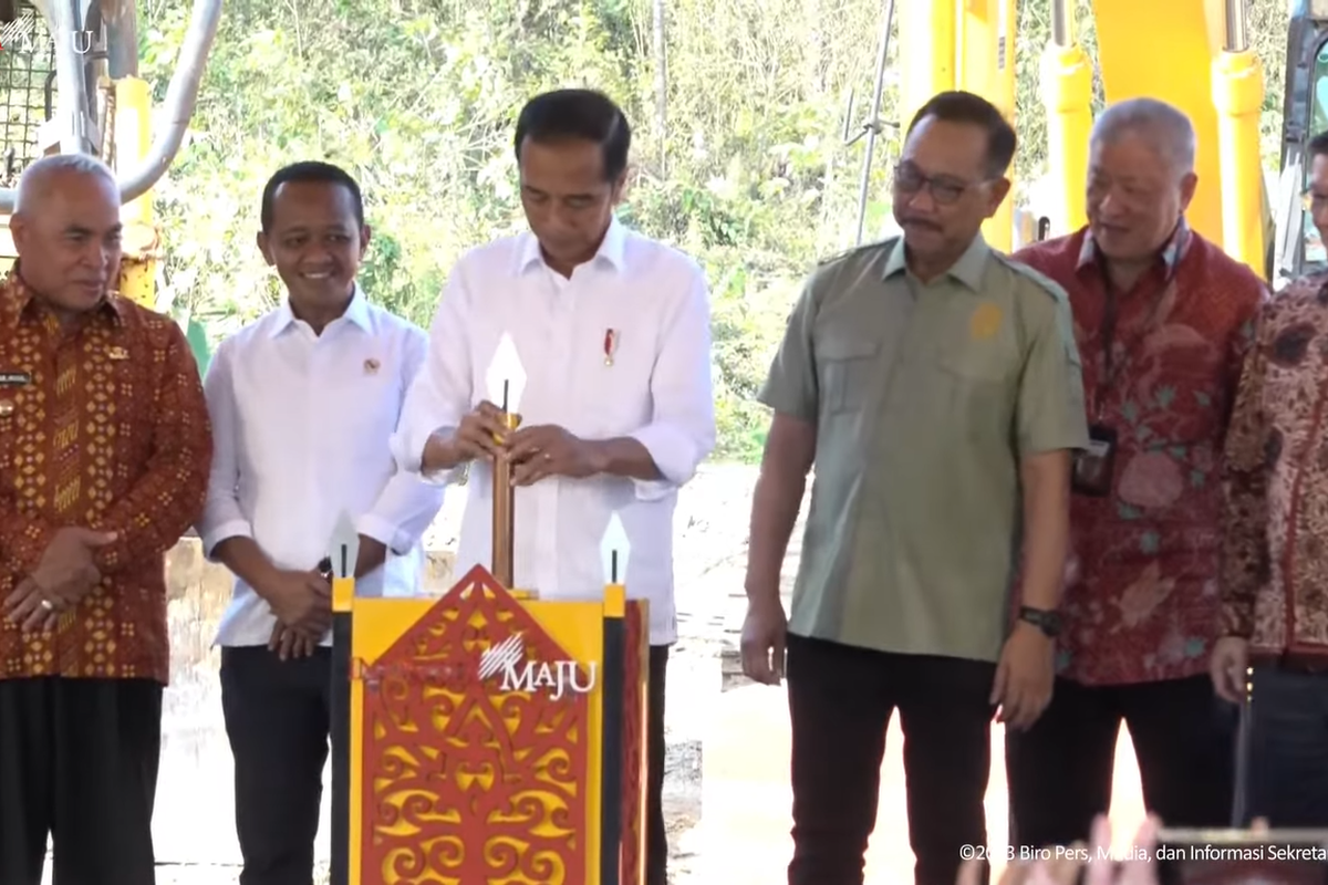 Presiden RI Joko Widodo melakukan groundbreaking pembangunan Hotel Nusantara di Ibu Kota Nusantara, Kalimantan Timur, Kamis (21/9/2023).