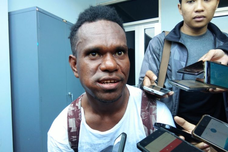 Pemain asal Papua,  Paul Yohanes Yukey saar diwawancara wartawan usai latihan pagi Persib Bandung di Stadion Arcamanik, Rabu (4/4/2018).