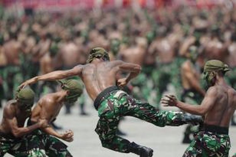 Geladi bersih HUT Ke-70 Tentara Nasional Indonesia di Dermaga Indah Kiat, Cilegon, Banten, Sabtu (3/10/2015).