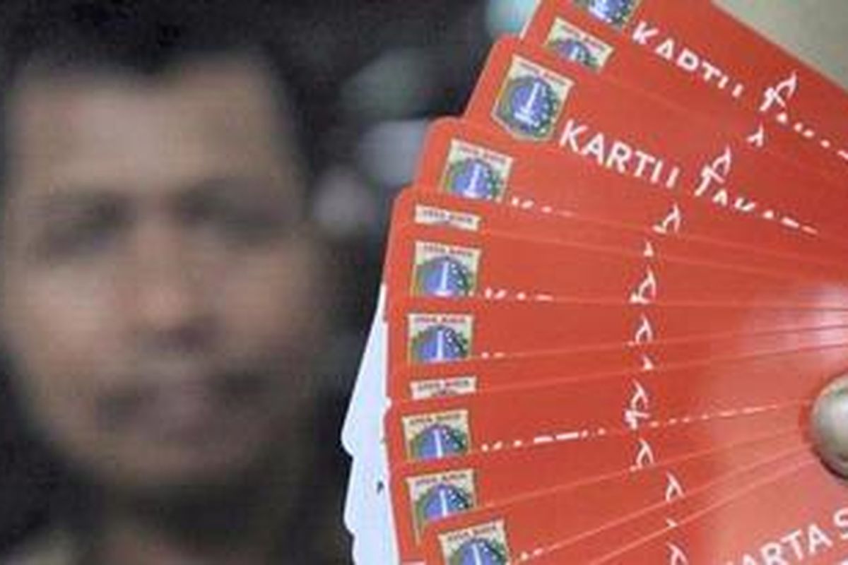 Wakil Lurah Tanah Tinggi, Ratmo, menunjukkan sebagian Kartu Jakarta Sehat (KJS) milik warganya di Kantor Kelurahan Tanah Tinggi, Senen, Jakarta Pusat, Jumat (9/11/2012). Hari ini, sebanyak 503 KJS untuk warga miskin di kelurahan tersebut siap dibagikan. 