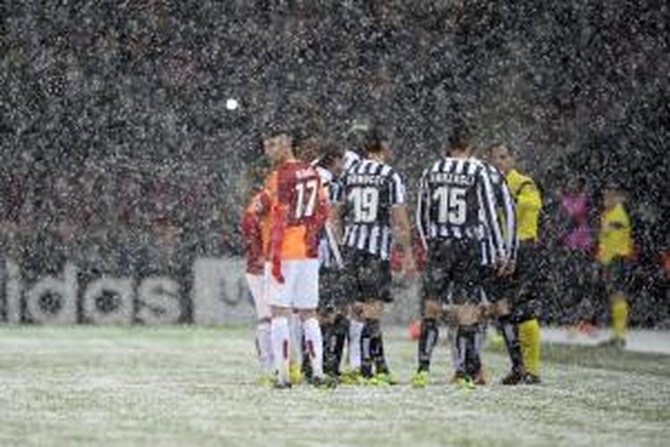 Suasana laga antara Galatasaray dan Juventus yang harus ditunda akibat salju turun di Stadion Ali Sami Yen Spor, Selasa atau Rabu (11/12/2013) dini hari WIB.