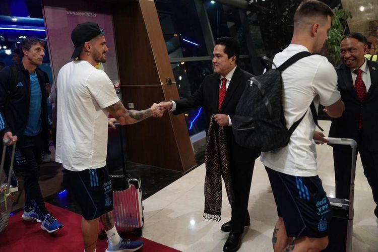 Pemain Atletico Madrid, Rodrigo De Paul, saat tiba di Indonesia dan disambut oleh perwakilan PSSI, Jumat (16/6/2023) malam WIB. Terkini, timnas Argentina bakal menggelar sesi latihan tertutup di Stadion Utama Gelora Bung Karno (SUGBK) pada Sabtu (17/6/2023).