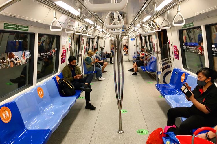 Mass Rapid Transit (MRT) Singapura jalur Timur-Barat atau warna hijau terlihat jauh lebih lenggang dari biasanya, Sabtu sore (11/04/2020). MRT Singapura memang terlihat lebih kosong sejak pemerintah Singapura memberlakukan kebijakan circuit breaker atau separuh lockdown mulai Selasa (07/04/2020) 