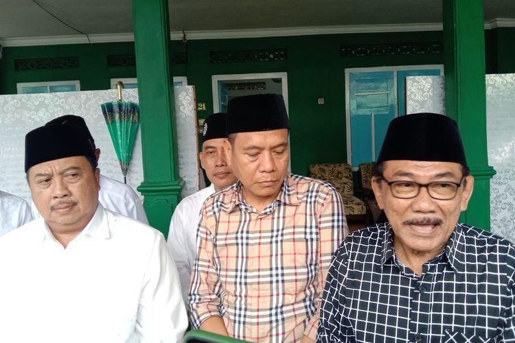 Partai Kebangkitan Bangsa (PKB) dan Partai Gerindra, mengumumkan kesepakatan untuk untuk mengusung Warsubi (kemeja putih kiri), sebagai calon bupati dalam Pilkada Serentak 2024, Jumat (19/4/2024). Warsubi saat ini menjabat sebagai Kepala Desa Mojokrapak, Kecamatan Tembelang, Kabupaten Jombang, Jawa Timur.
