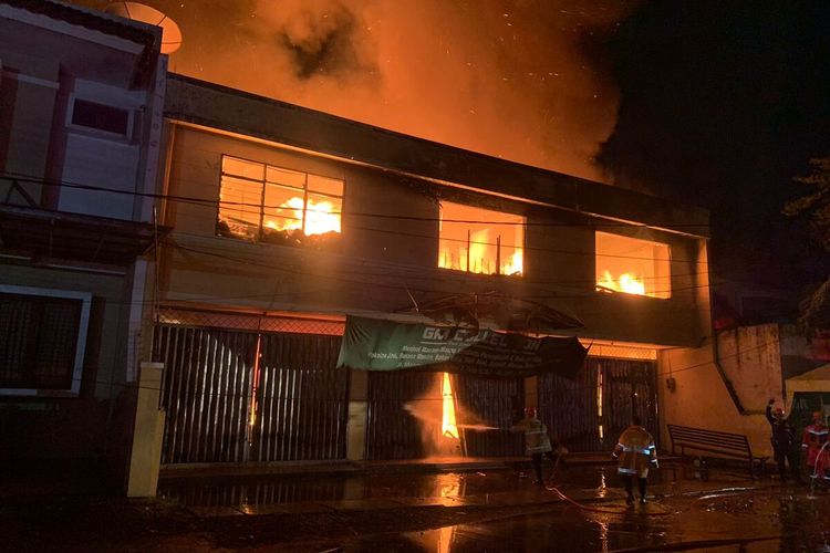 Kebakaran melanda sebuah toko oleh - oleh haji dan oakaian muslim di Jalan Mangga Nomor 1, Kelurahan Nagasari, Kecamatan Karawang Barat, Kabupaten Karawang, Jawa Barat, Rabu (13/3/2024) malam.