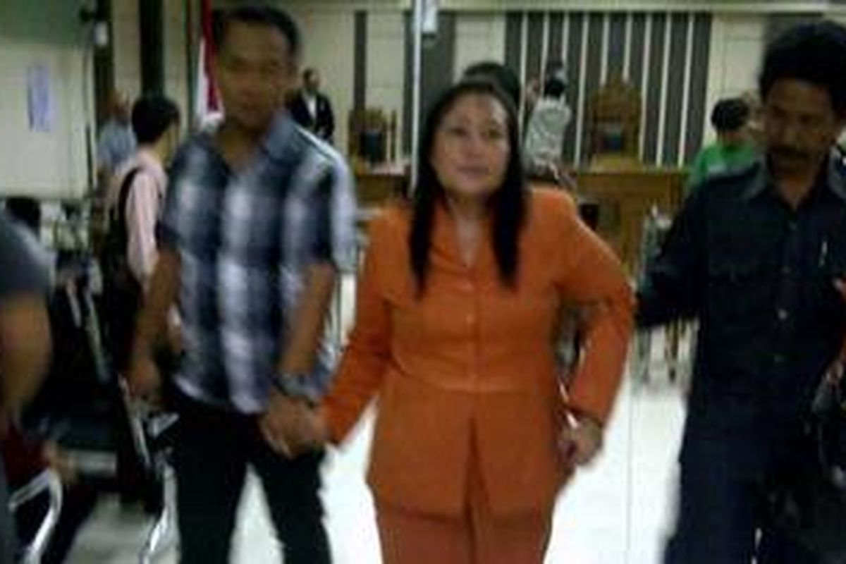 Terdakwa kasus suap, hakim ad hoc nonaktif Pengadilan Tipikor Semarang Kartini Julianna Marpaung tampak dipapah karena sakit vertigo usai mengikuti sidang di Pengadilan Tipikor Semarang, Selasa (22/1/2013) 