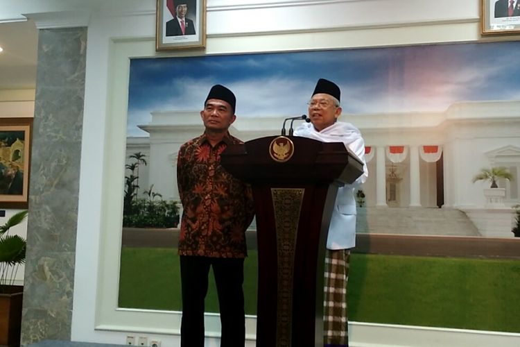 Rais Aam PBNU Maruf Amin dan Mendikbud Muhadjir Effendy mengumumkan pembatalan aturan full day school, di Istana, Jakarta, Senin (19/6/2017).