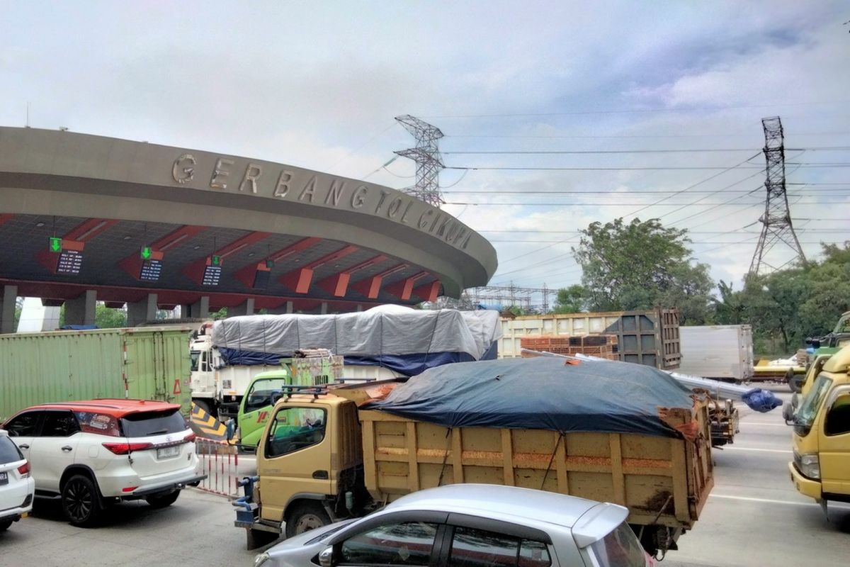 Kenaraan angkutan barang di Gebang Tol Cikupa pada ruas tol Tangerang Merak. Berikut jadwal, lokasi, dan jenis kendaraan terkait pembatasan operasional angkutan barang selama arus mudik dan arus balik lebaran 2023.
