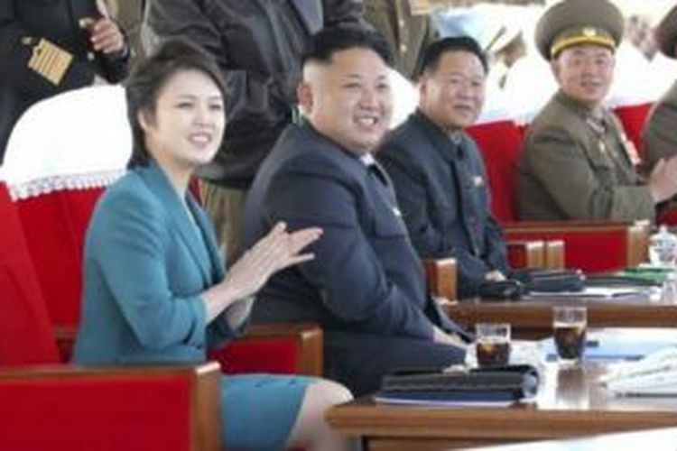 Pemimpin Korea Utara Kim Jong Un dan istrinya, Ri Sol Ju.