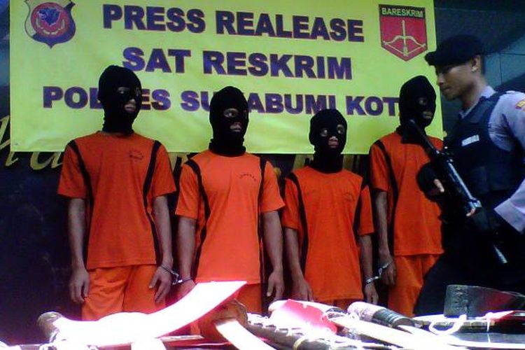 Petugas polisi bersenjata lengkap menjaga empat anggota berandalan bermotor dan barang bukti di Polres Sukabumi Kota, Kota Sukabumi, Jawa Barat, Rabu (8/3/2017). 