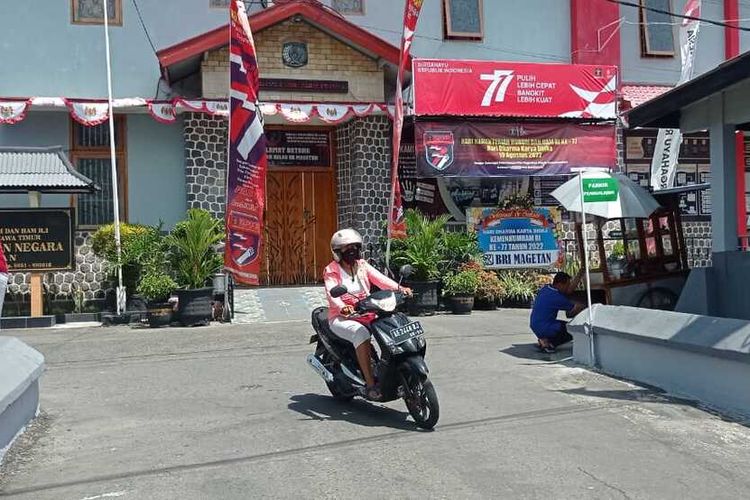 Penghuni Lapas Magetan tersandung kasus pencurian HP kabur dengan cara melompati tembok bagian belakang lapas. Pelaku menyamar sebagai petugas kebersihan di bagian kebun sayur sebelum kabur dengan melompati tembok setinggi lebih dari 5 meter.