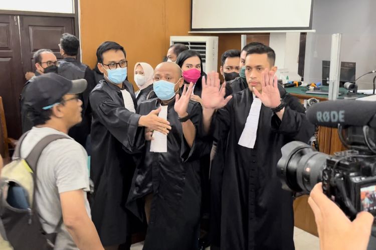 Kericuhan terjadi di ruang sidang utama Pengadilan Negeri (PN) Jakarta Selatan usai mejelis hakim membacakan vonis terhadap Richard Eliezer Pudihang Lumiu atau Bharada E, Rabu (15/2/2023).