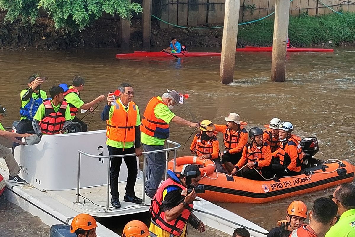 Suasana saat Penjabat (Pj) Gubernur DKI Jakarta Heru Budi Hartono turut meramaikan kegiatan Festival Dayung Ciliwung di Jakarta Pusat, Minggu (4/12/2022).