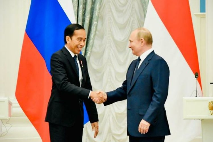 Presiden Indonesia Joko Widodo (kiri) dan Presiden Rusia Vladimir Putin (kanan). Jokowi bertemu Putin di Istana Kremlin, Moskwa, Rusia, Kamis (30/6/2022).