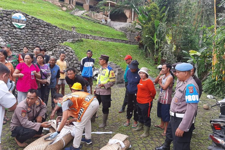 Petugas saat mengevakuasi jasad wisatawan asing yang tewas tertimbun longsor di Desa Jatiluwih, Kecamatan Penebel, Kabupaten Tabanan, Provinsi Bali, Kamis (14/3/2024). 