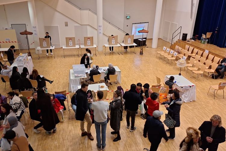 Suasana pemungutan suara pemilu 2024 di TPS Mattenhofsaal, Guemligen, desa di pinggiran Kota Bern, Swiss, Sabtu (10/2/2024).